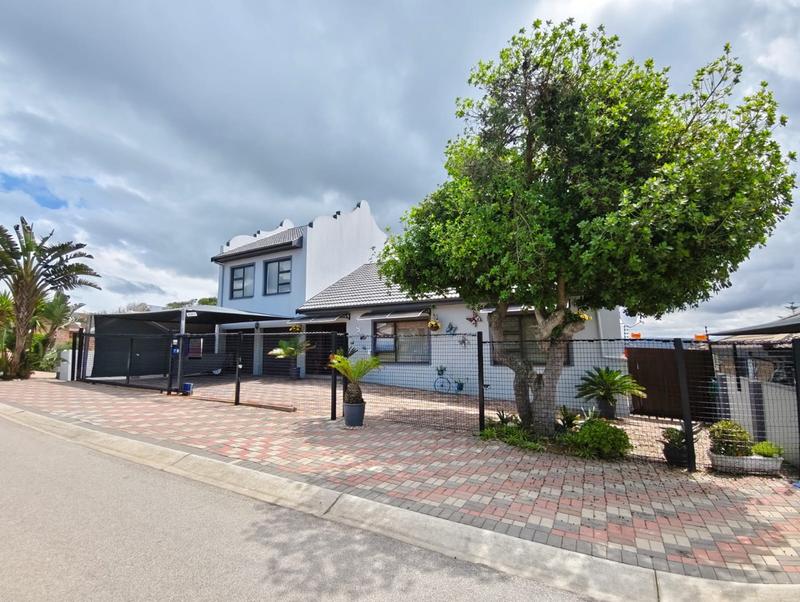 5 Bedroom Property for Sale in Fraaiuitsig Western Cape